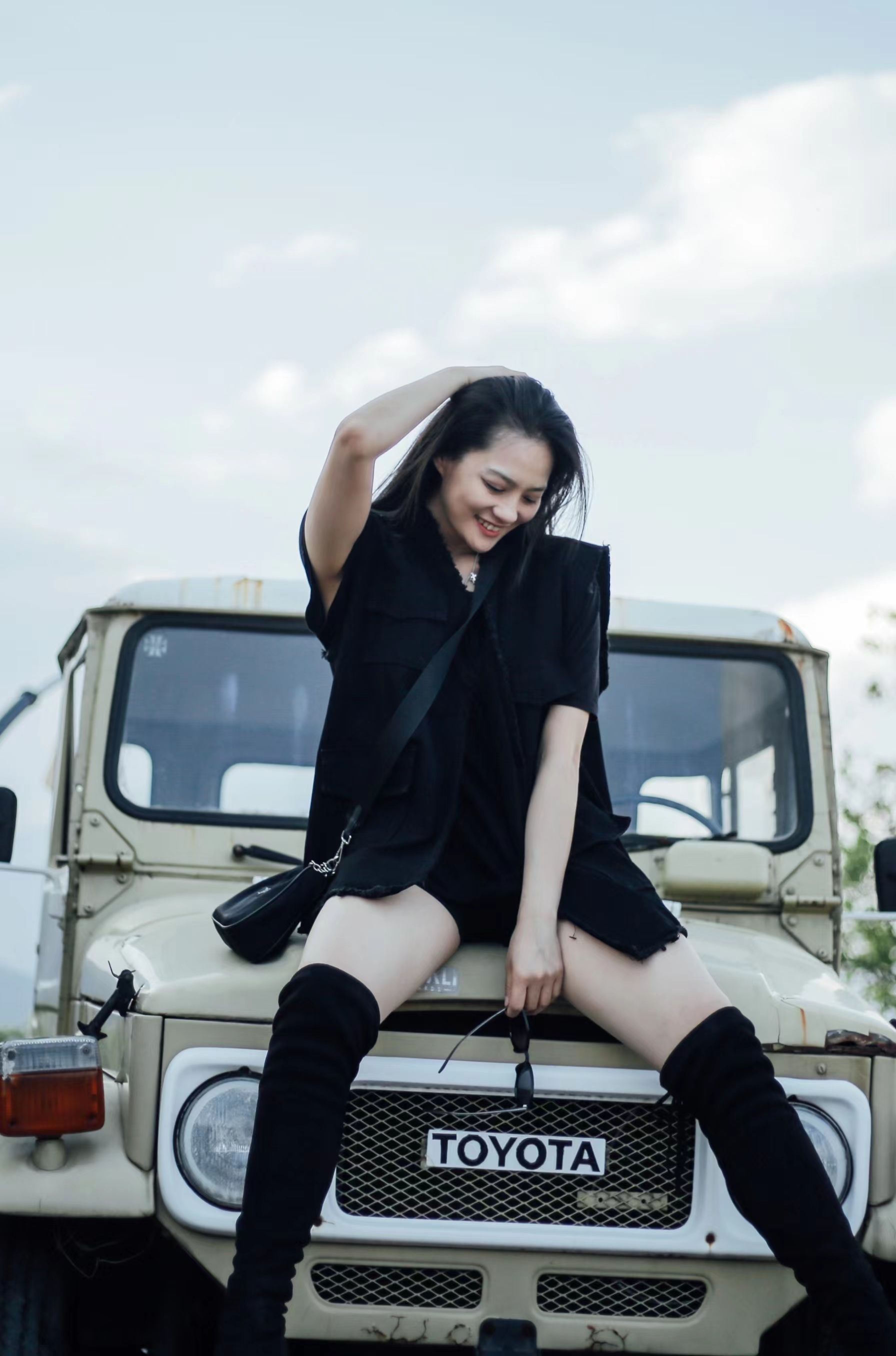 覃文静春游造型酷飒性感笑容洋溢追求自在