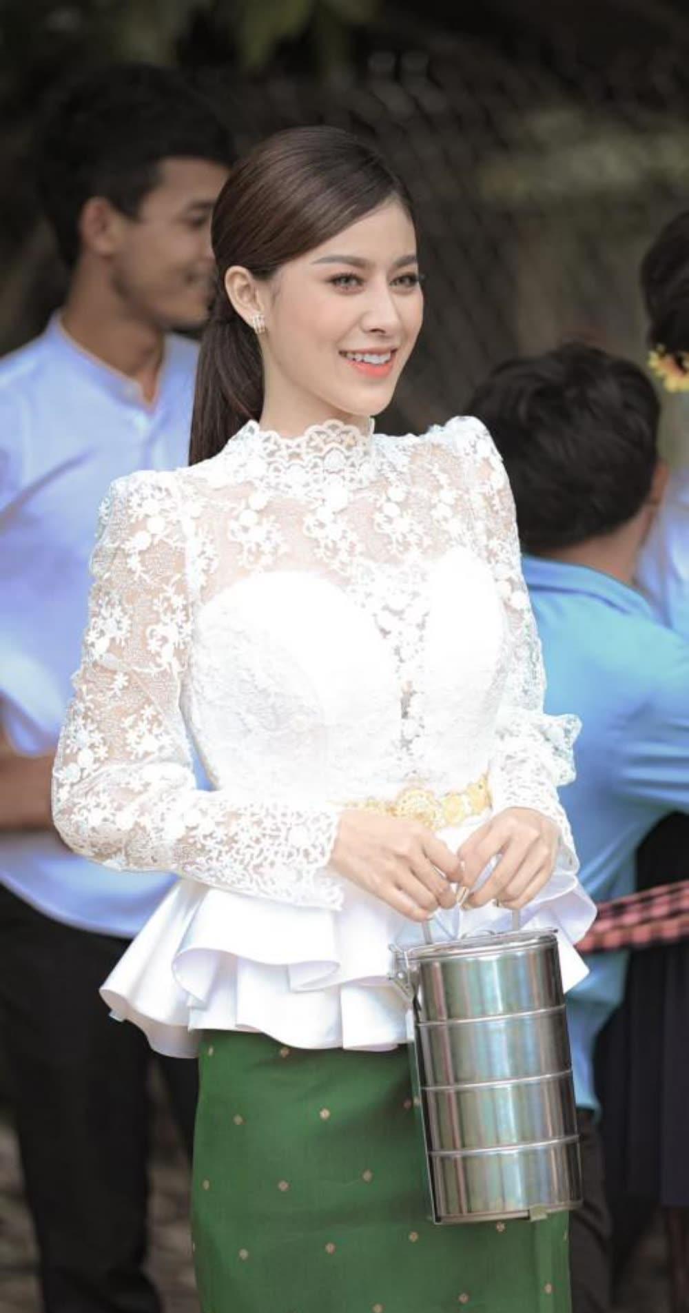 柬埔寨著名女星晒传统服饰照片,网友:气质神韵美如画!__财经头条