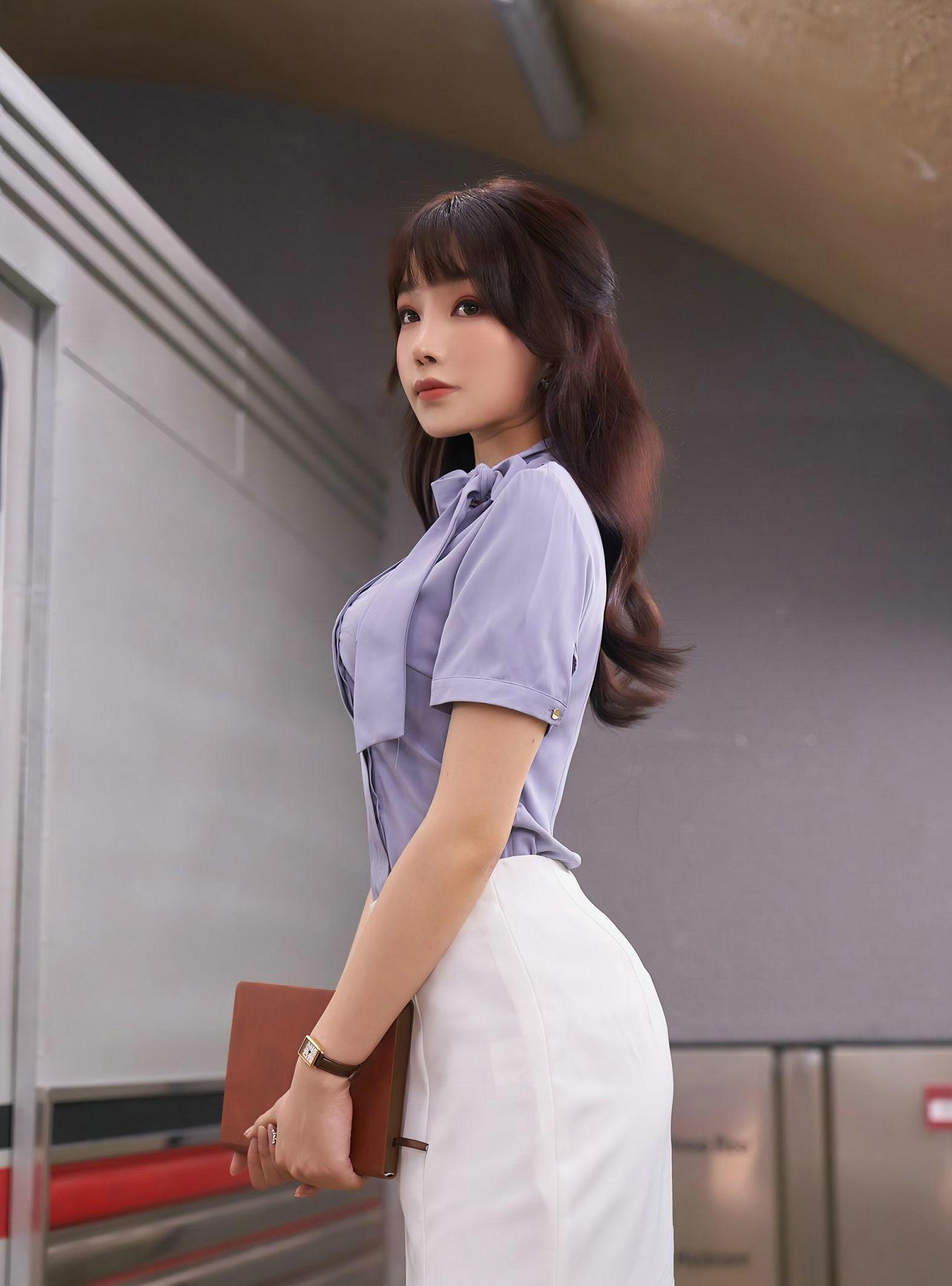 时尚:职业装搭配高跟鞋,衬托出更白皙的皮肤,整体风格时尚典雅