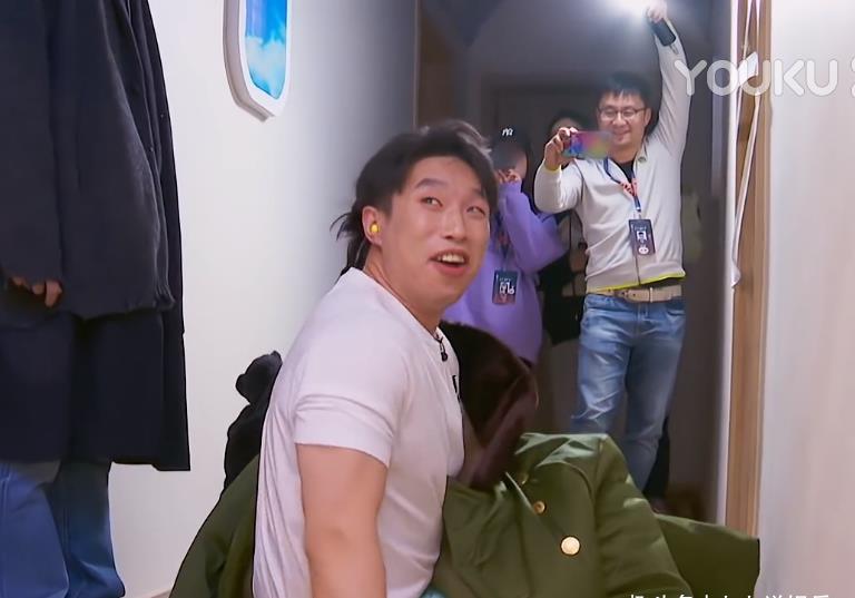 节目组是不是忘了,这不是烧饼一个人的真人秀,其他还有20位哥哥呢,能