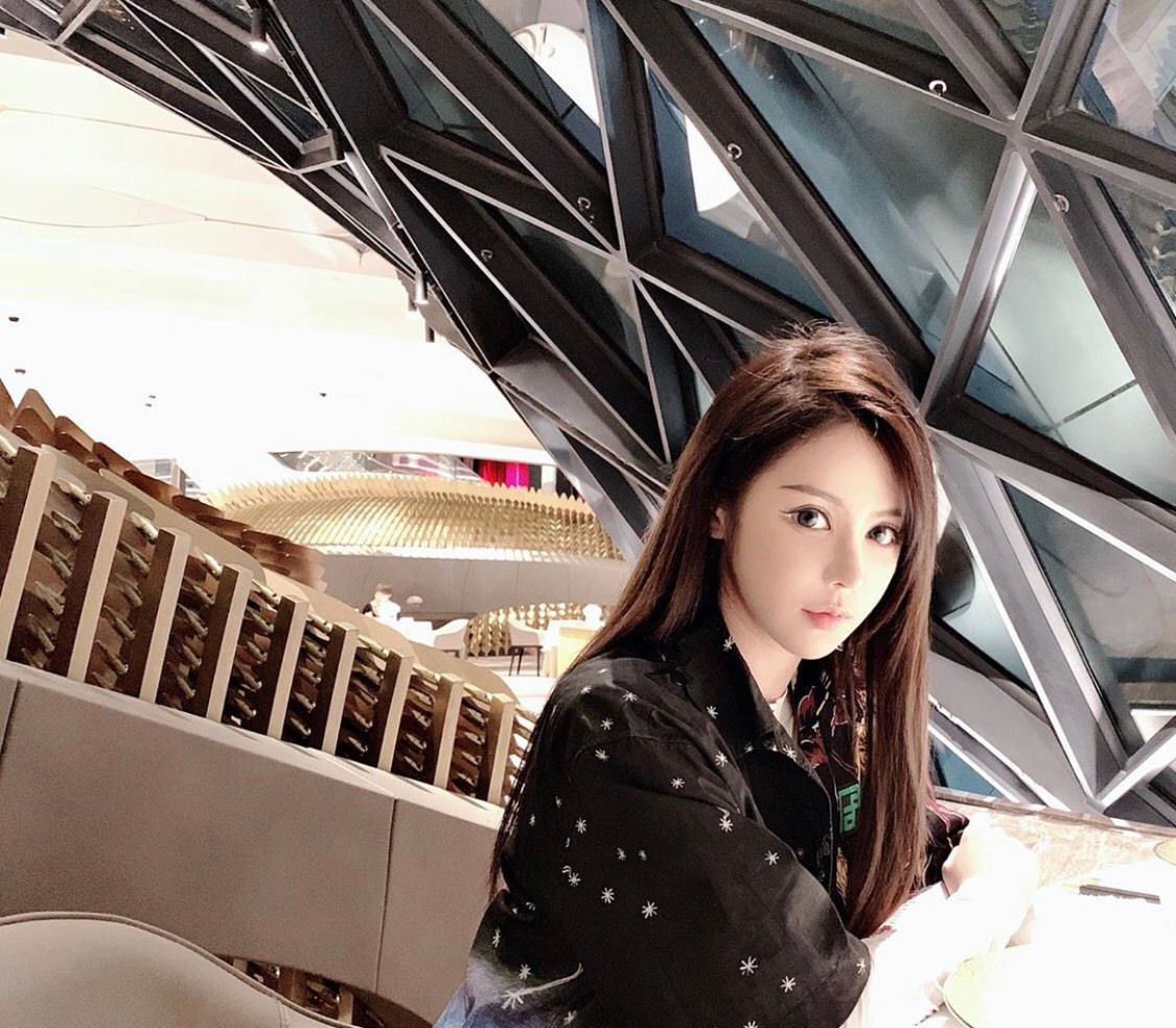 上海名模为时尚杂志《爱人》拍摄封面写真,水灵甜美,楚楚动人