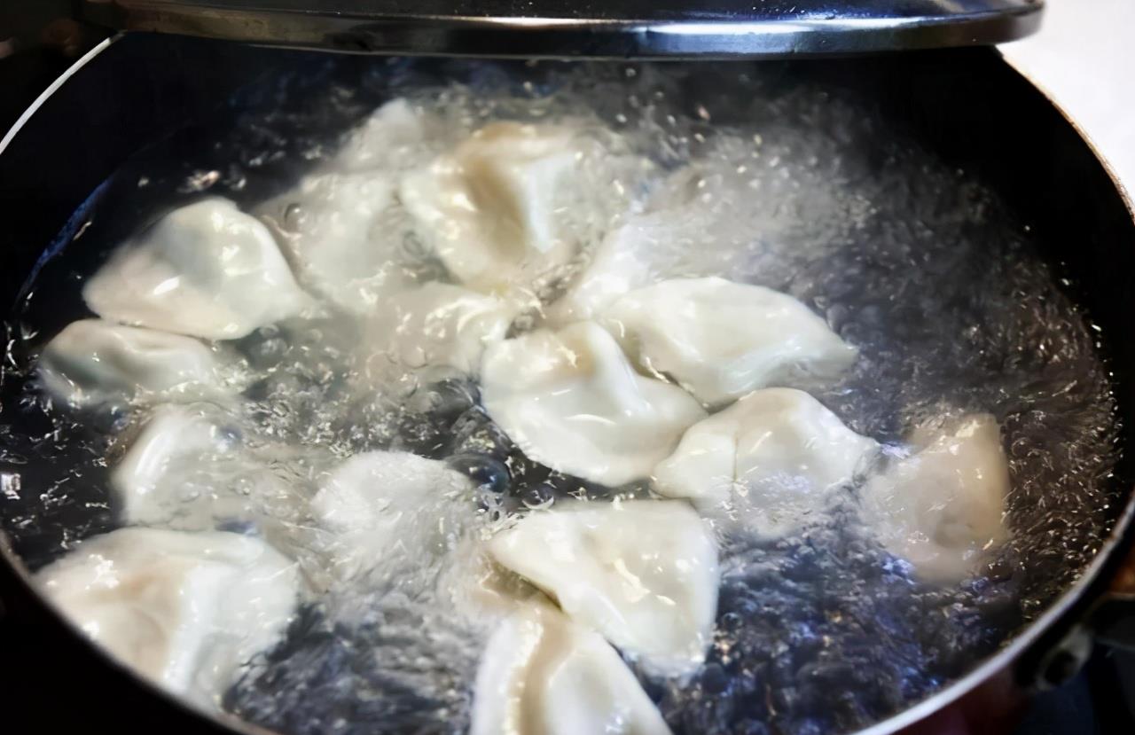 煮饺子,开水下锅是大忌!只要做对这一步,饺子劲道还不破皮