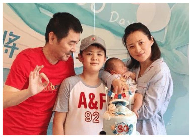蒋勤勤带大儿子合体拍杂志陈虎虎颜值引热议美貌也是一种天赋