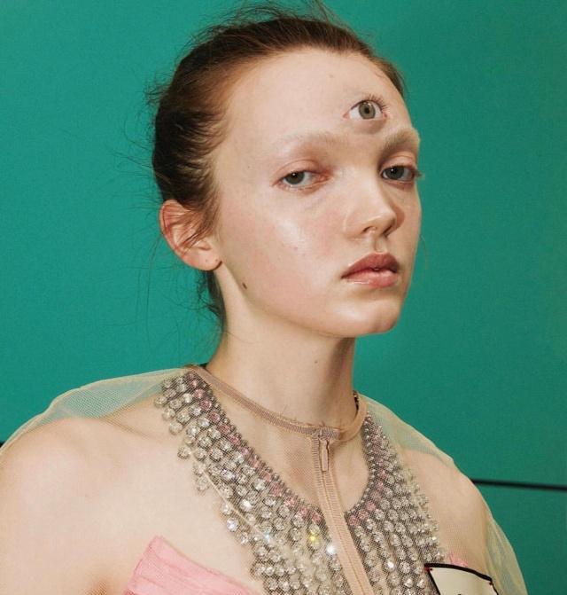 秀场惊现的"三眼美女",拥有异世界的美貌,却因眼距宽受争议?