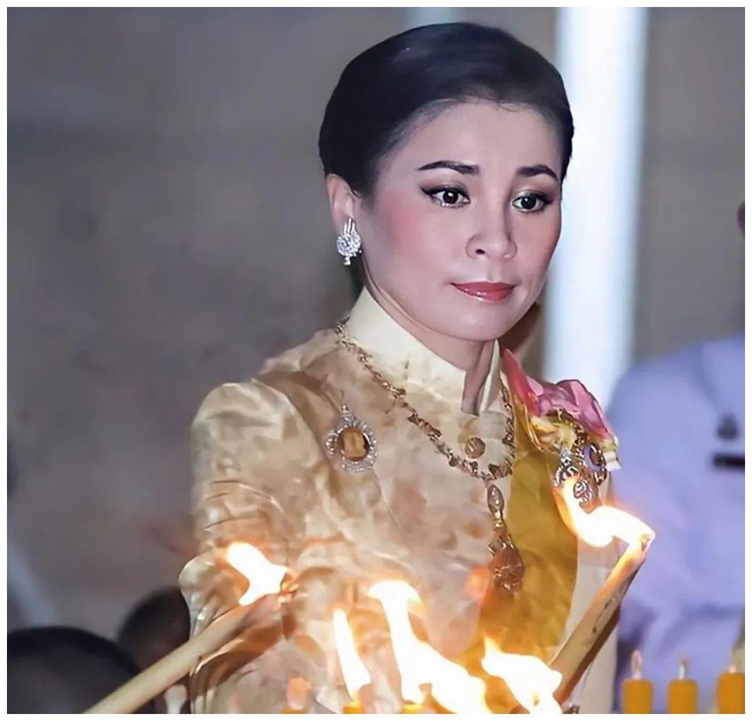 苏提达罕见特写镜头曝光,不愧是"千面女王",眉宇透着一股狠劲