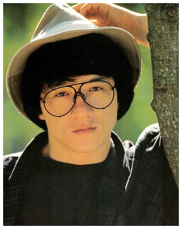 17岁的成龙真帅!拍戏中途导演携款出逃,他主动收拾烂摊子