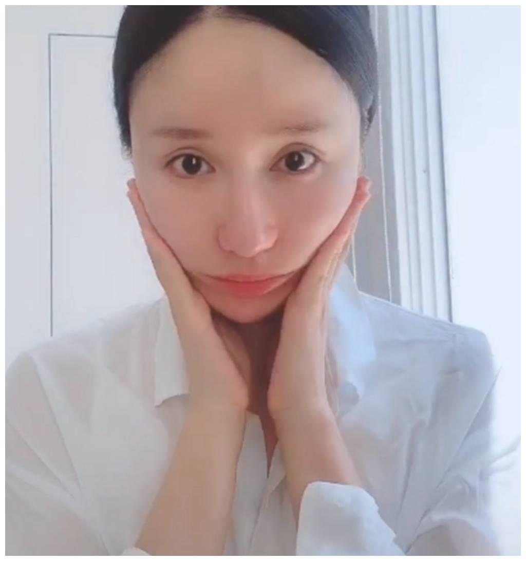 娄艺潇为证明素颜, 手大力的推鼻子, 结果: 变形的吓人