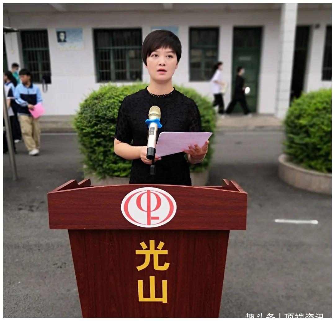 学生代表诵读后,校团委书记程鑫鑫,代表学校向无限热爱光山一中这方