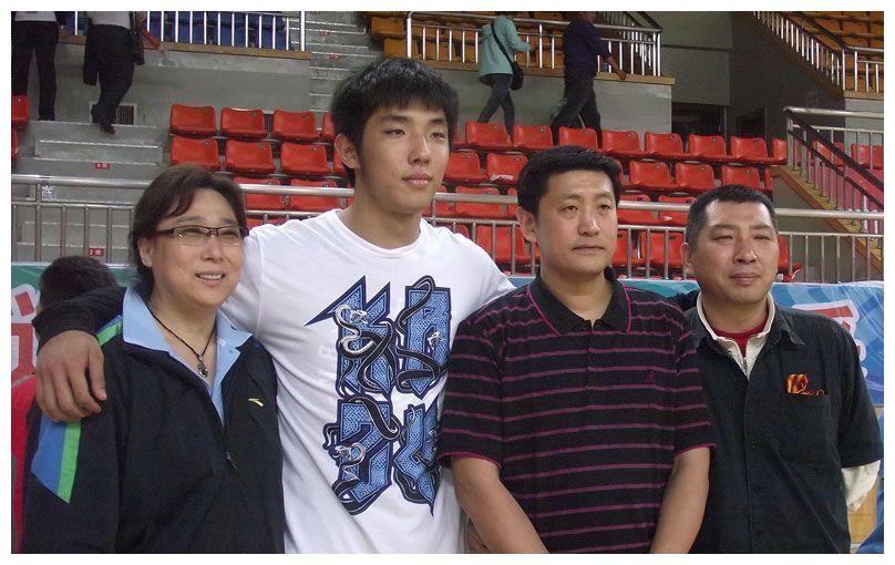 李原宇小腿这赛季一直就有伤,四川男篮为了保