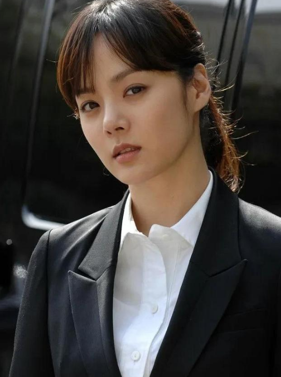 43岁蔡琳现身首尔时装周!