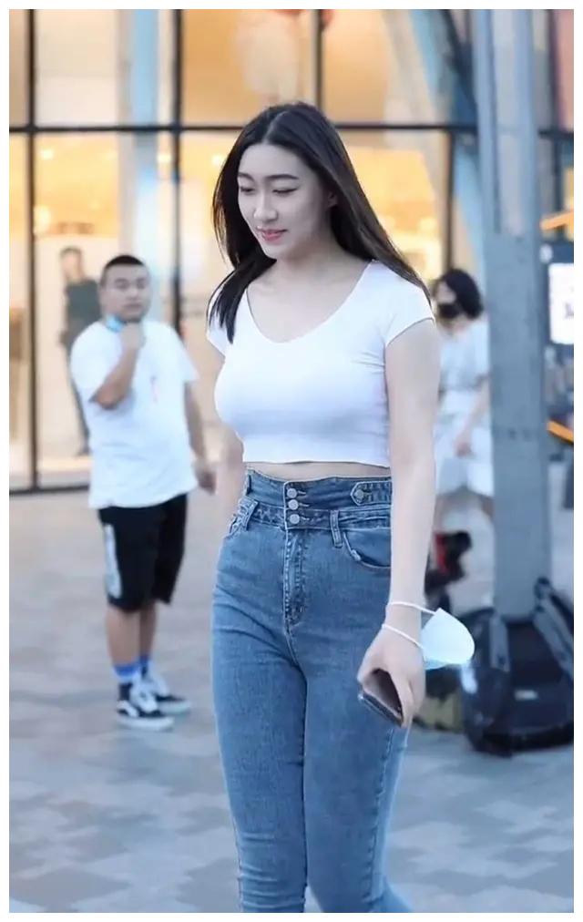 深v领露脐紧身上衣搭配高腰打底裤 真的是十分时尚有魅力啊 财经头条 深v领露脐紧身上衣搭配高腰打底裤 真的是十分时尚有魅力啊 财经头条