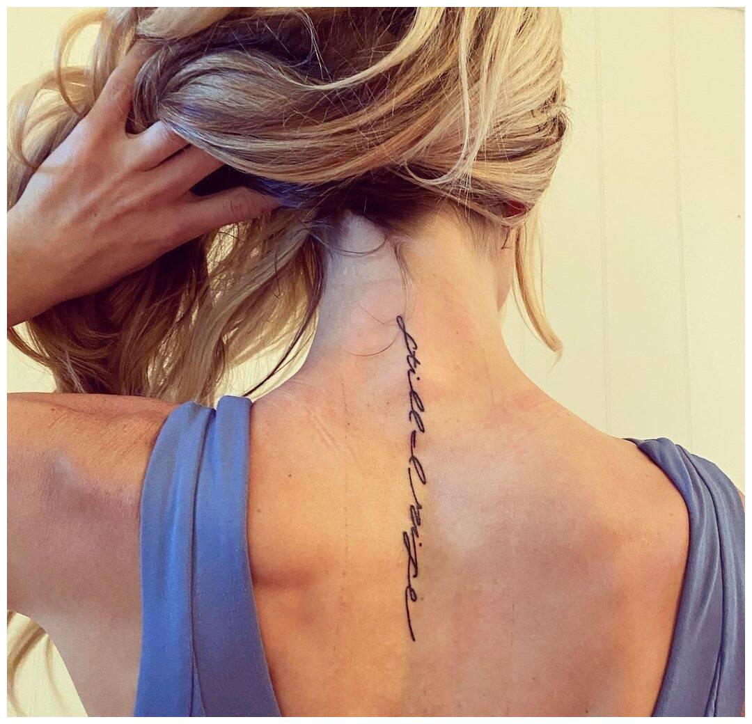 克里斯蒂娜与ant离婚期间,戏剧性的公开背上纹身,寓意重新开始