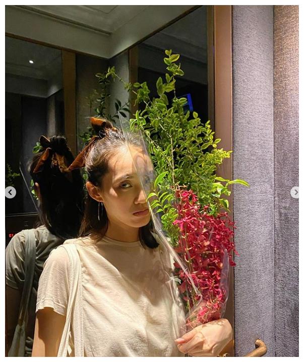 余文乐晒照为爱妻庆生,王棠云怀孕数月依旧纤瘦,素