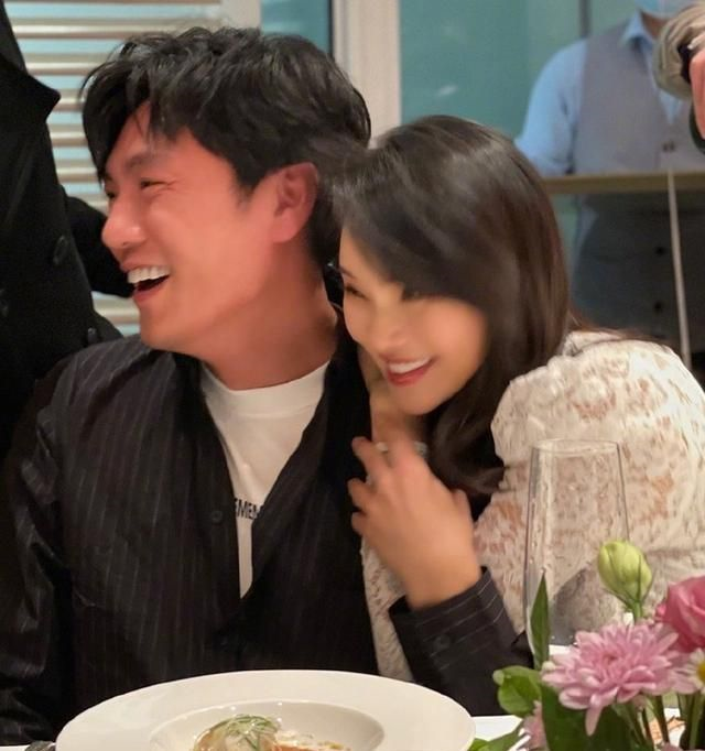 伊能静迎来53岁生日,穿白色蕾丝裙依偎在老公肩上,小女人味十足