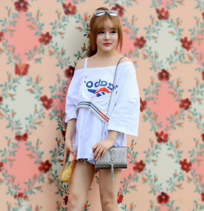 时尚街拍:娃娃脸小姐姐一身小白裙,美的像是18岁的少女