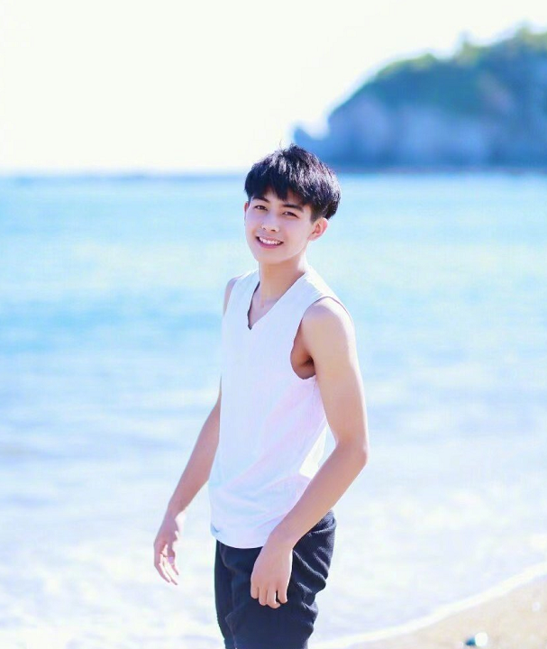 神仙颜值!宋威龙15岁海边照帅出天际,现在长开了更帅