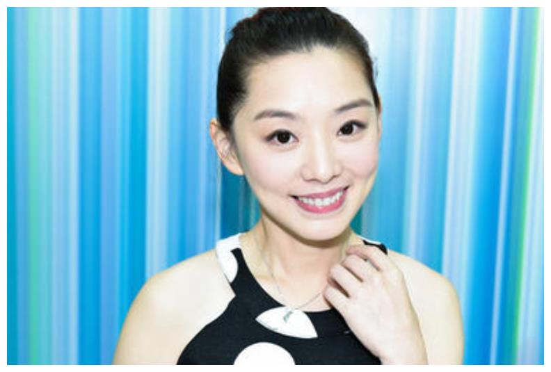 赖芊合长相甜美漂亮,戎翔也十分疼爱自己的妻子,舍不得妻子受累,不想