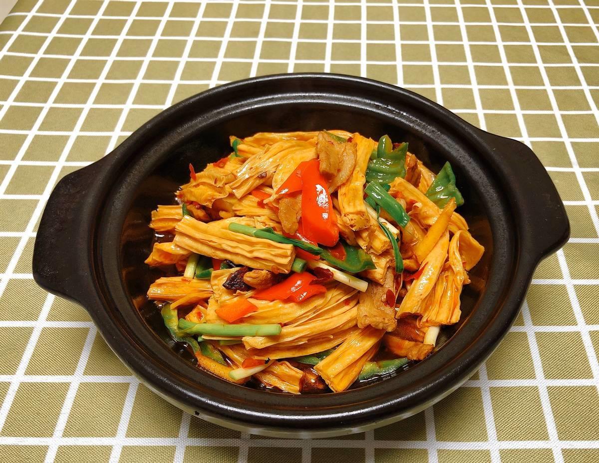 比红烧肉还馋人在红烧肉炖腐竹之中油汪汪的腐竹竟是点睛之笔