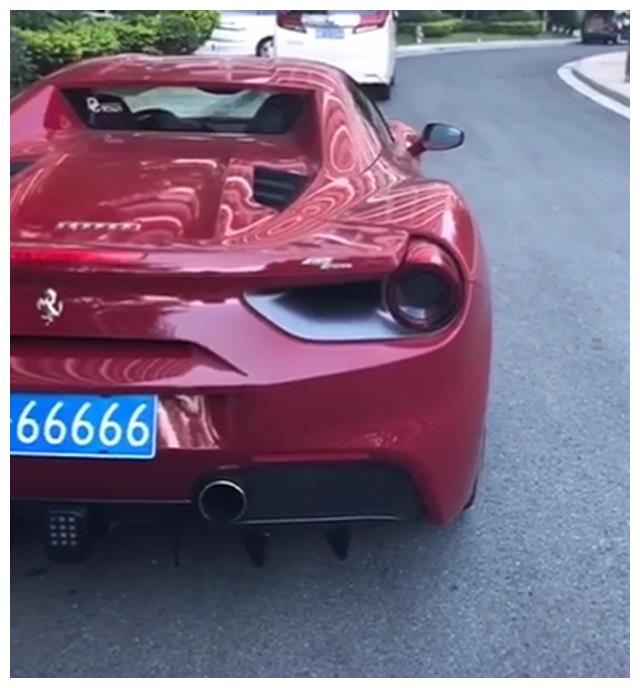 470万法拉利挂66666车牌,牌就值7位数,车主是京城某老总儿子