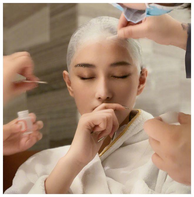 "军嫂"张馨予光头造型曝光 脑袋光溜更显五官精致