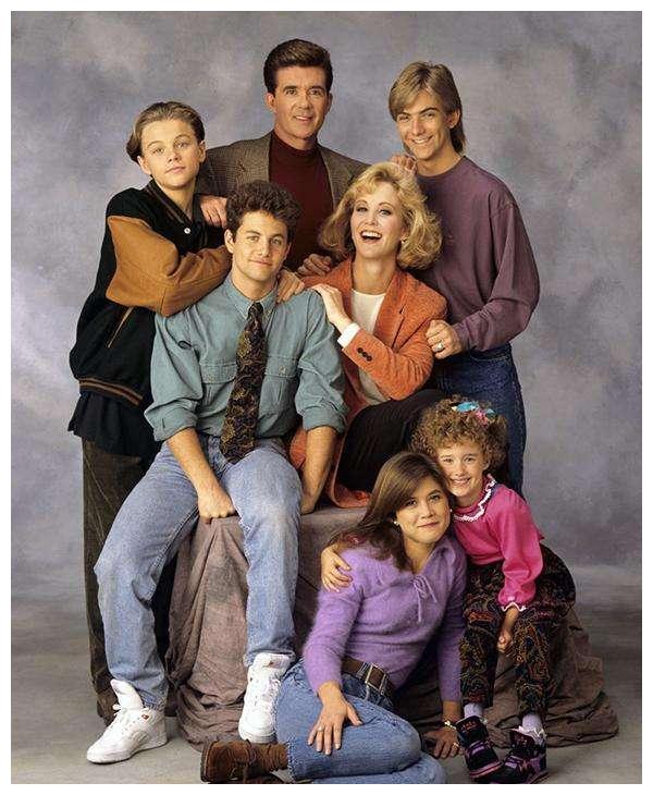 《成长的烦恼》演员重组,小妹穿蕾丝胸衣显清纯,"爸爸"已去世__财经