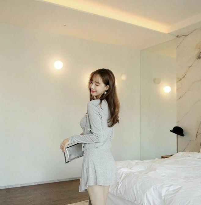 金惠美:灰色吊带连衣裙,微微一笑太唯美