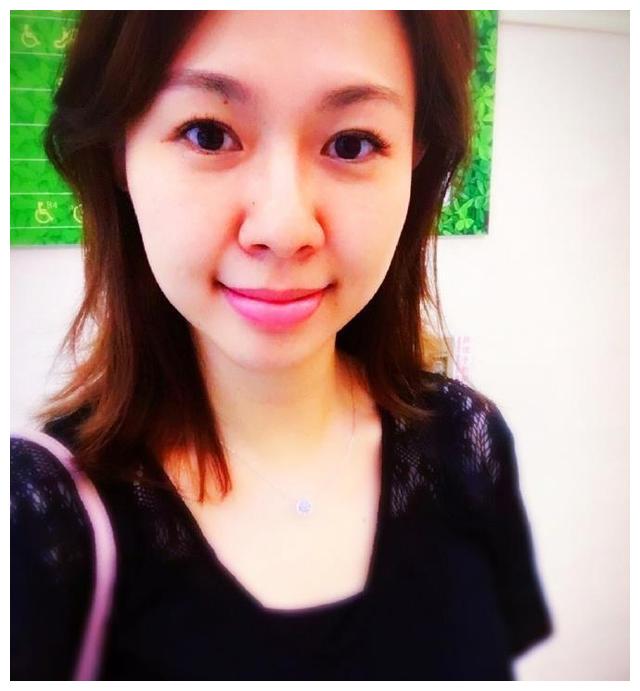 36岁卓依婷近照,低调结婚已生女,歌神张学友"小迷妹"