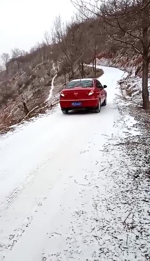 视频：遇到这样的上坡路，奇瑞A3刹不住车，这样太危险了