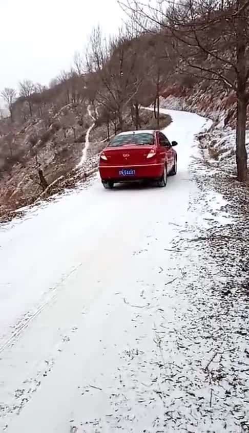 视频：遇到这样的上坡路，奇瑞A3刹不住车，这样太危险了