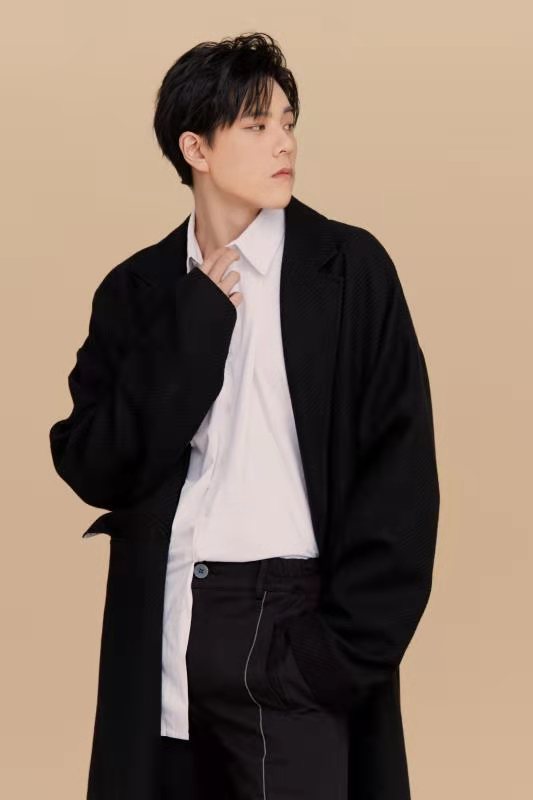 近日,卓尔文化旗下演员王熙元曝光一组风衣写真.