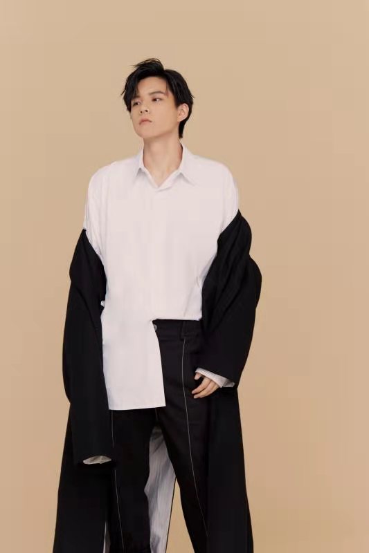 近日,卓尔文化旗下演员王熙元曝光一组风衣写真.