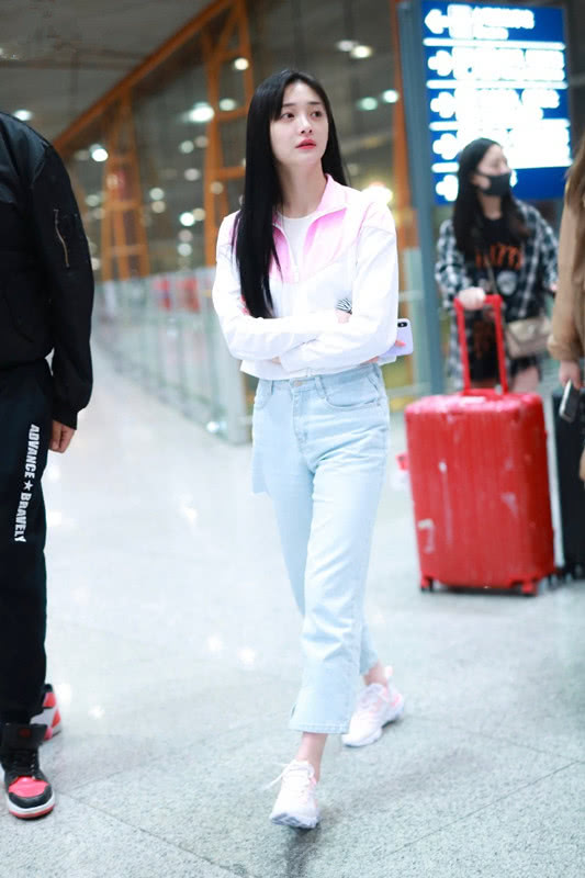 还是周洁琼的私服有少女感穿拼色运动衣配条牛仔裤就很美