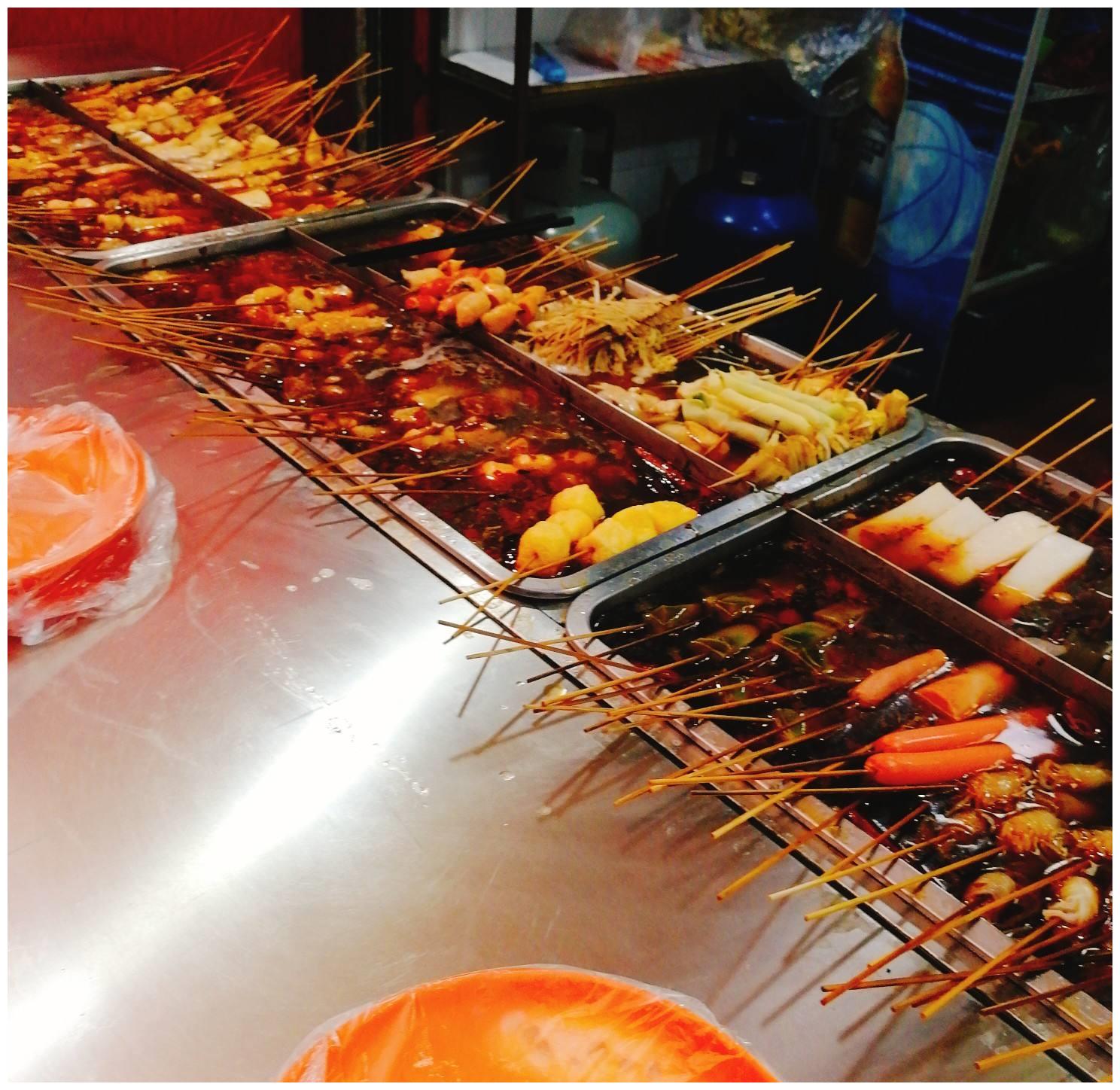 第三个则是小编的最爱,也就是街边的麻辣串,别看简单,但是吃起来一点