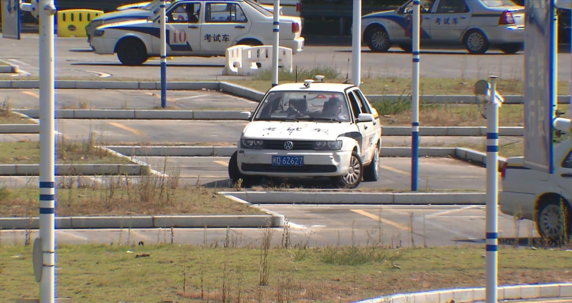 科目二考试,练车越练越差?女学员:刚来第一天教练就让约考试