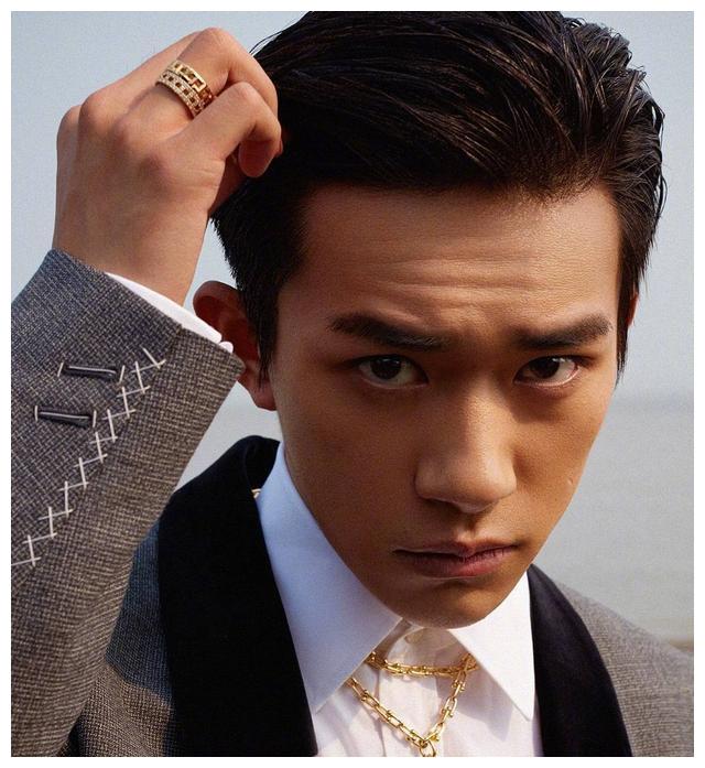 同样是背头造型,王俊凯轻熟俊朗,他却显老了十多岁