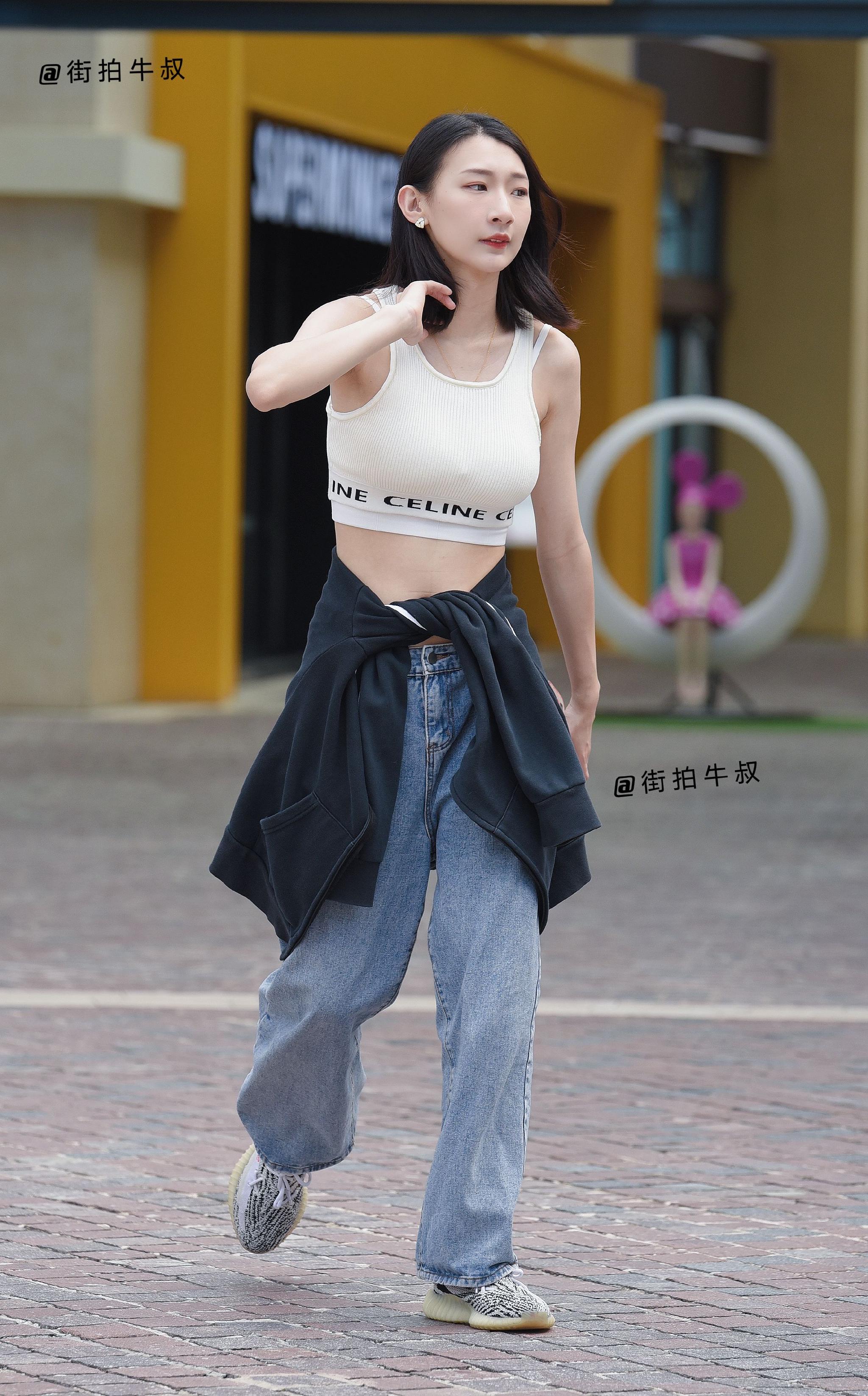 少女穿着运动性感的白色露腰背心出街__财经头条