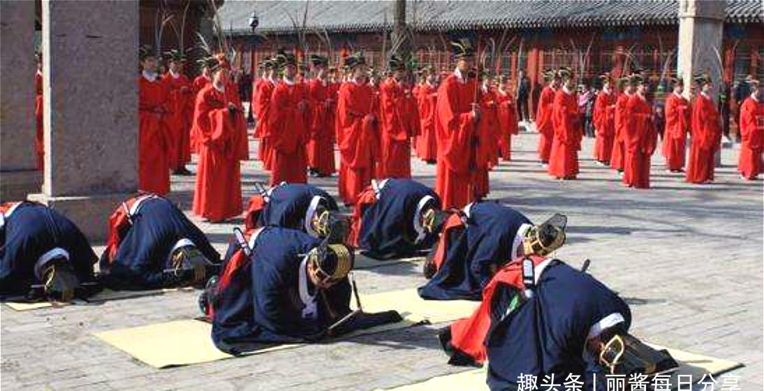 康熙来到孔子墓为何不肯下跪叩拜?大臣用布遮住一个字,才肯跪拜