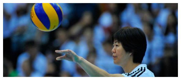 61岁郎平享受田园生活，神情轻松，自夸削甘蔗技术越来越好休闲区蓝鸢梦想 - Www.slyday.coM