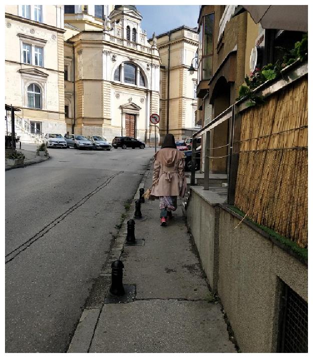 塞尔威亚失联女子与父亲相见，披头散发衣衫褴褛，下肢抖动频繁！休闲区蓝鸢梦想 - Www.slyday.coM