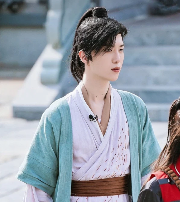 范丞丞古装扮相cos李逍遥,手拿长剑风流倜傥,帅气不输胡歌_高清图集