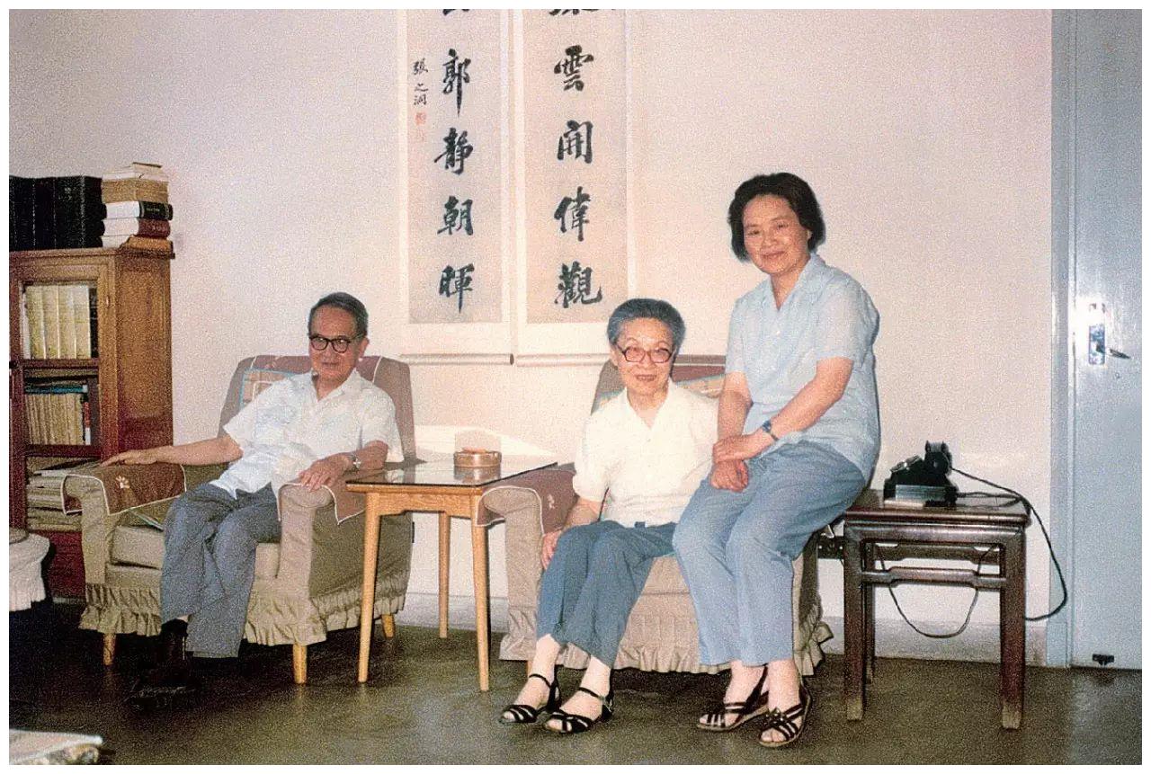 1973年邻居无理取闹还对钱媛施暴，母亲杨绛也被拎起来摔在了地上休闲区蓝鸢梦想 - Www.slyday.coM