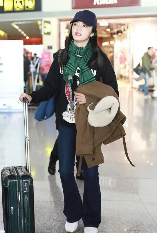 姚晨机场穿搭引领时尚潮流，卫衣配喇叭裤洋气减龄