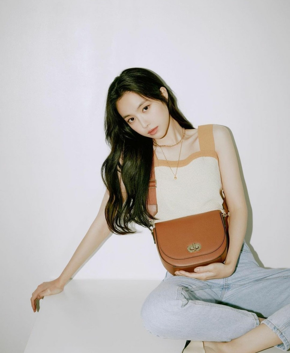 韩国女团apink成员孙娜恩最新代言宣传照曝光