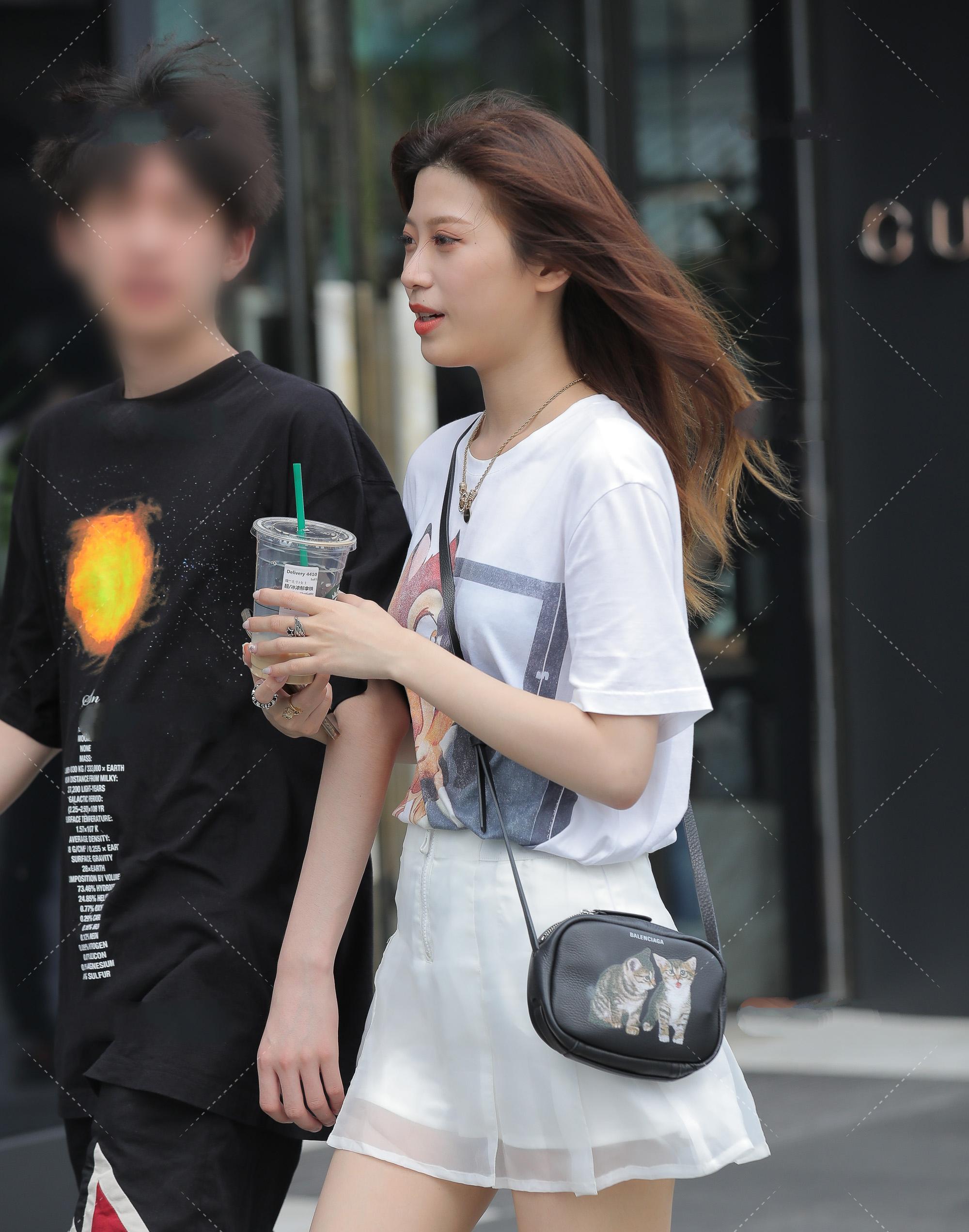 白色印花t恤搭配网纱短裙,清新可爱,甜美舒适的日常装