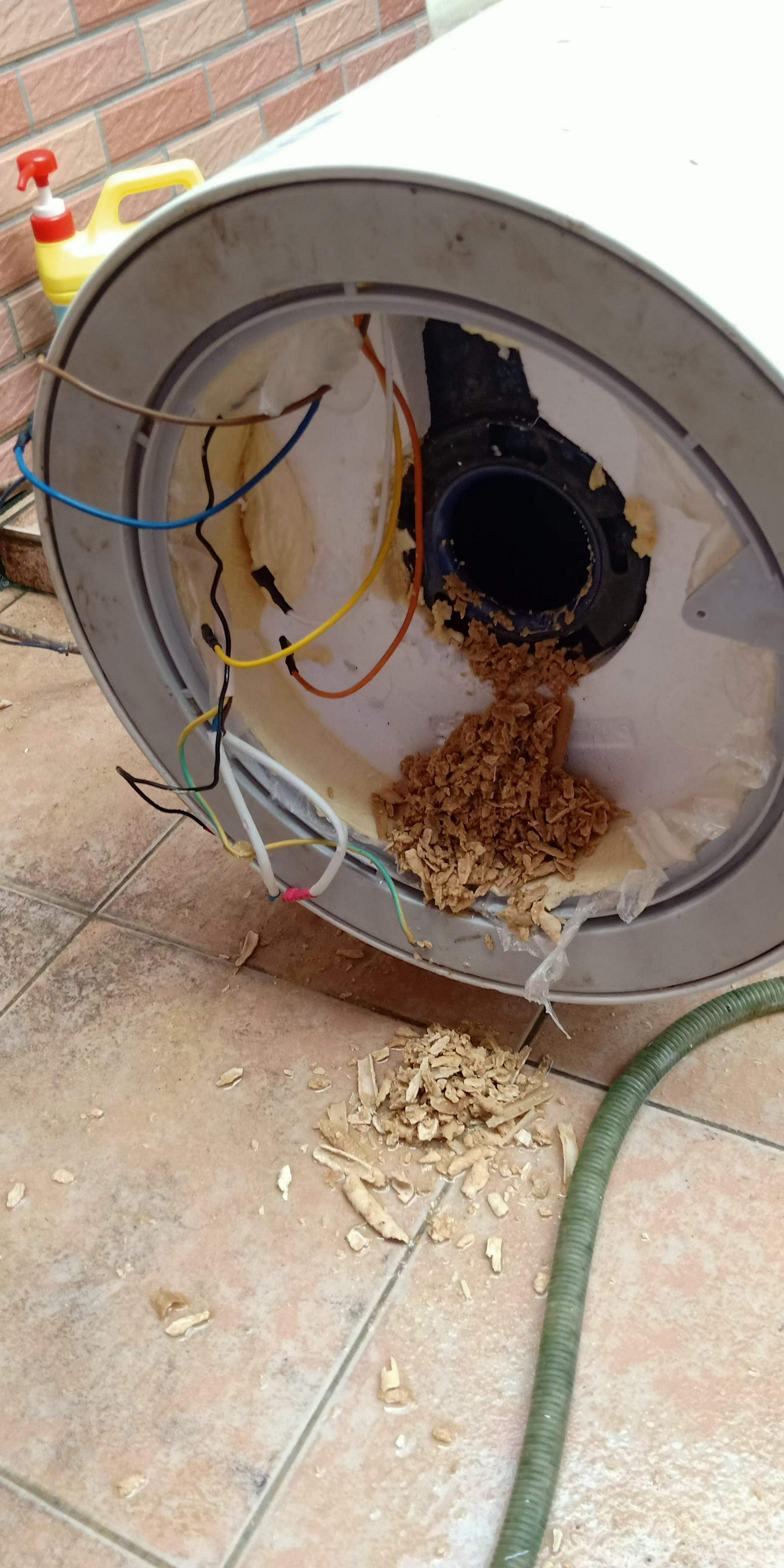 拆开后全是水垢热水器只用不洗不可取