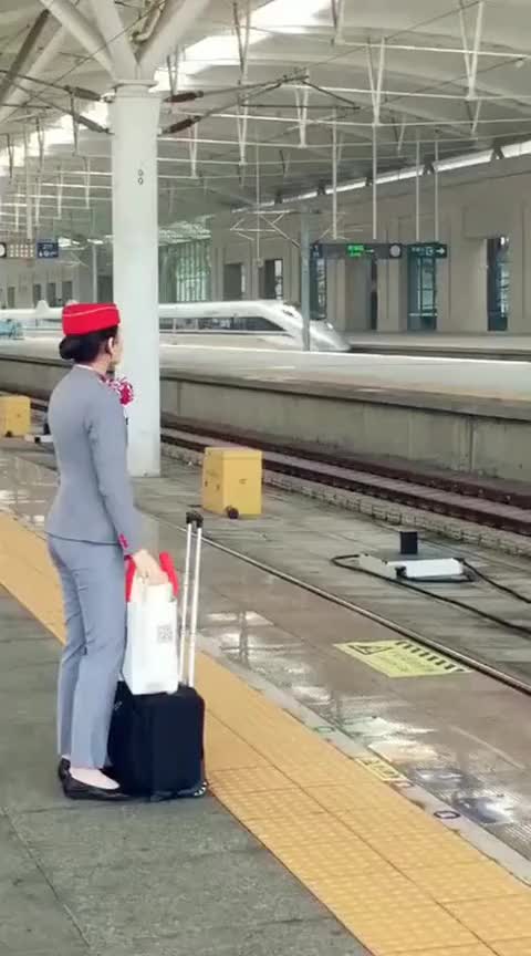 遇到一位在等列车的乘务员,我再优秀点,就不会只看你的背影了_手机