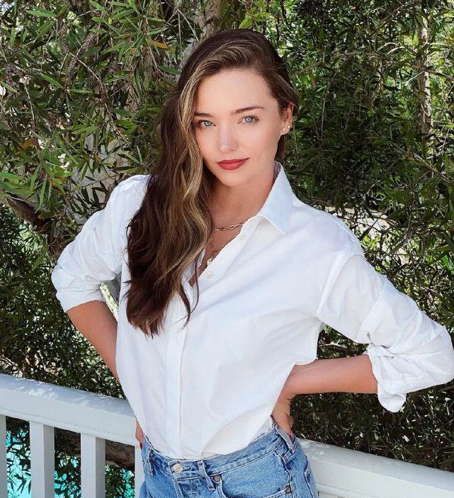 米兰达可儿杂志照释出,穿白衬衫配牛仔裤高级优雅,不愧是超模_高清