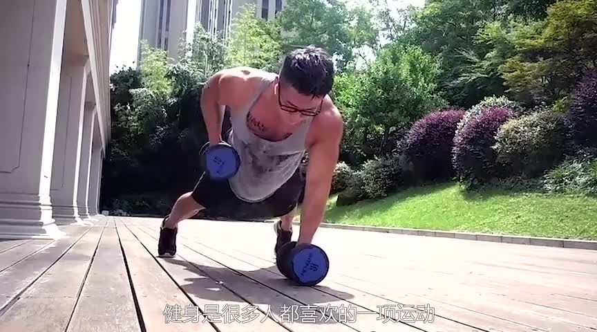 撒贝宁自言在用哑铃练肌肉,惨遭papi酱神吐槽,何炅的反应亮了