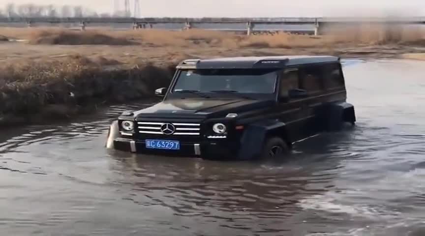 奔驰大g的涉水性能或许这是所有男人的梦想吧