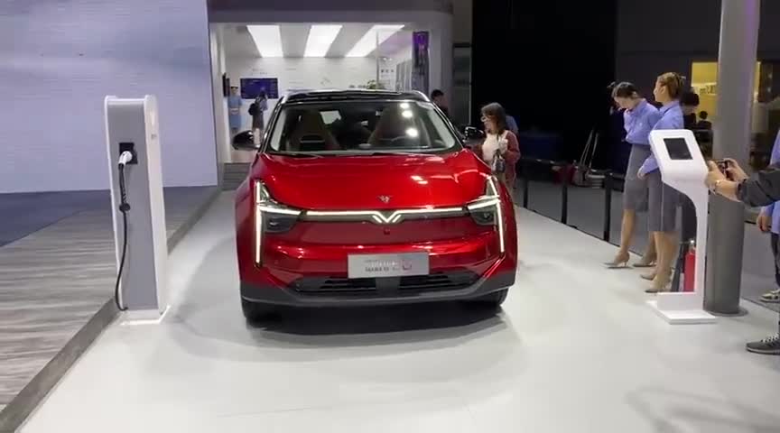 视频：哪吒U亮相，车头的贯穿式日间行车灯特别好看